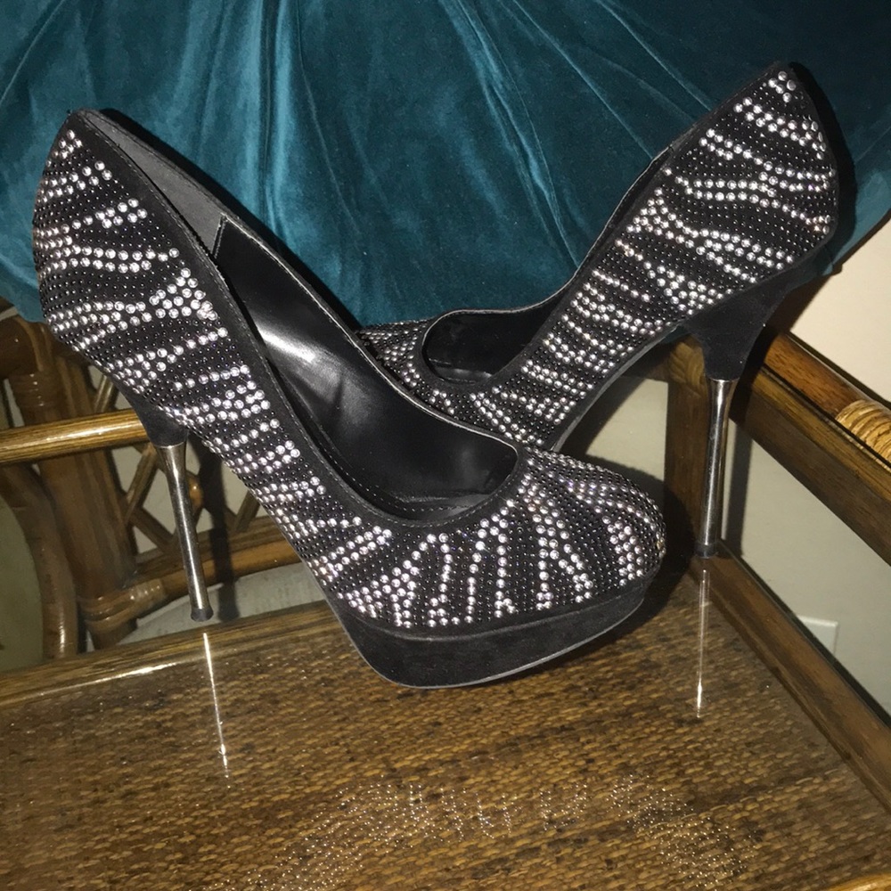Silver and black stilleto